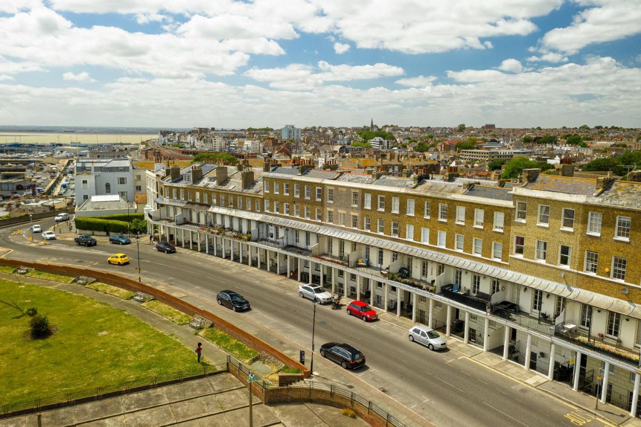 Beach View: Stunning Sea View & Balcony Apartment Ramsgate Extérieur photo